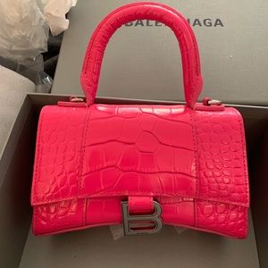 Balenciaga beautiful eye candy. Can’t get eyes off this animal print pink bag